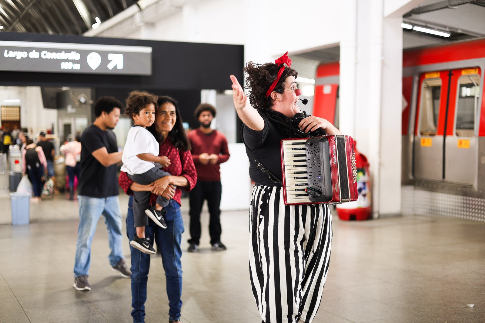 Apresentação da dupla de palhaços da Trupe DuNavô na estação Brás da CPTM. (12/09/2025) | Foto: Clara Silva