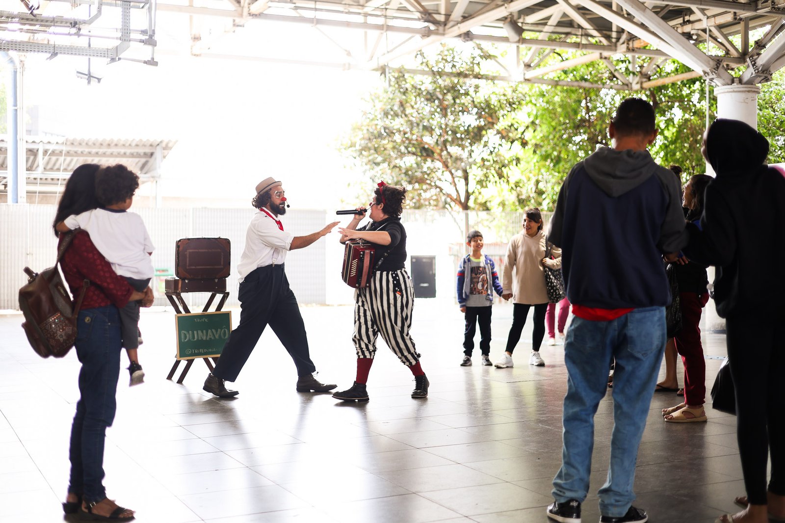 Apresentação da dupla de palhaços da Trupe DuNavô na estação Brás da CPTM. (12/09/2025) | Foto: Clara Silva