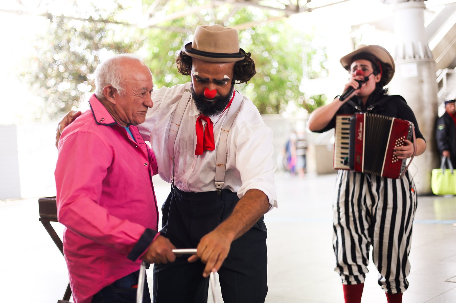 Apresentação da dupla de palhaços da Trupe DuNavô na estação Brás da CPTM. (12/09/2025) | Foto: Clara Silva