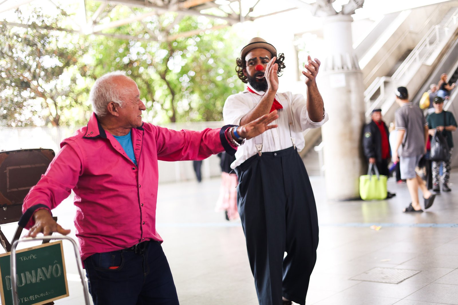 Apresentação da dupla de palhaços da Trupe DuNavô na estação Brás da CPTM. (12/09/2025) | Foto: Clara Silva