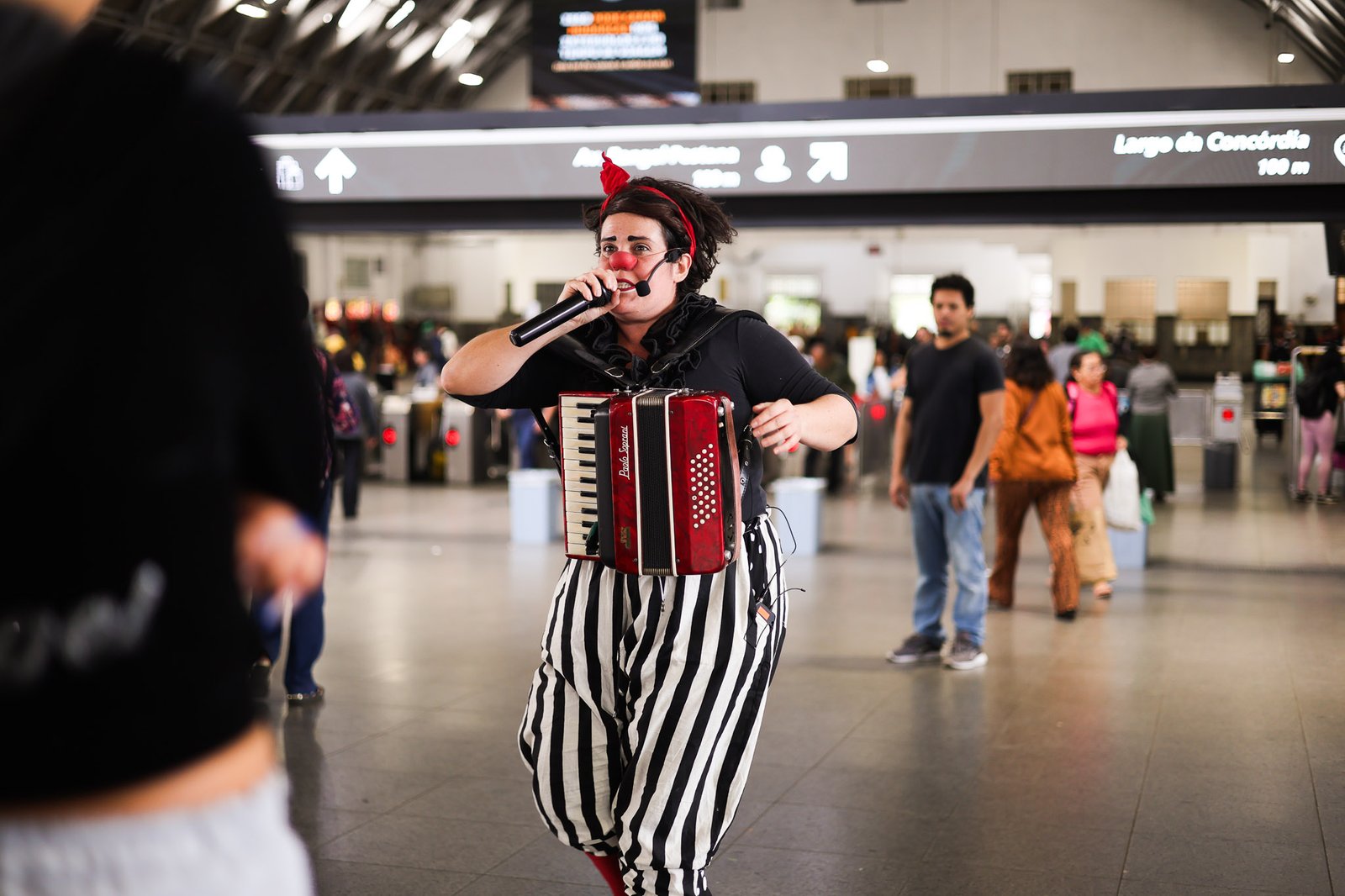 Apresentação da dupla de palhaços da Trupe DuNavô na estação Brás da CPTM. (12/09/2025) | Foto: Clara Silva