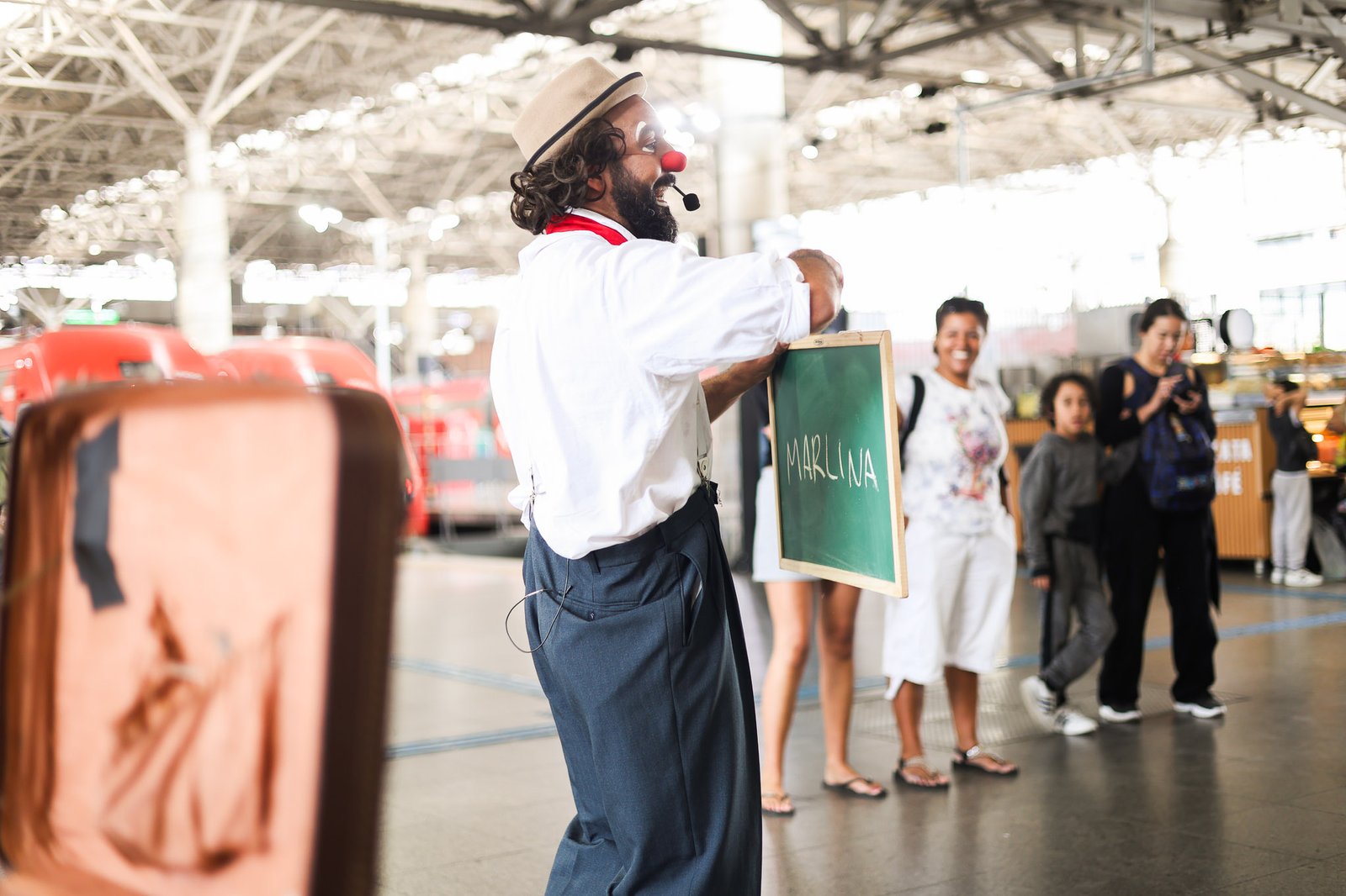 Apresentação da dupla de palhaços da Trupe DuNavô na estação Brás da CPTM. (12/09/2025) | Foto: Clara Silva