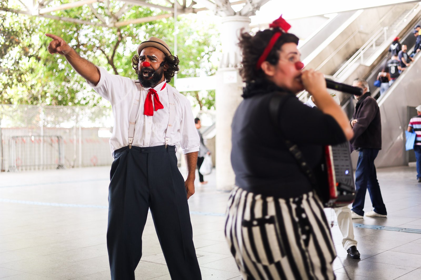 Apresentação da dupla de palhaços da Trupe DuNavô na estação Brás da CPTM. (12/09/2025) | Foto: Clara Silva