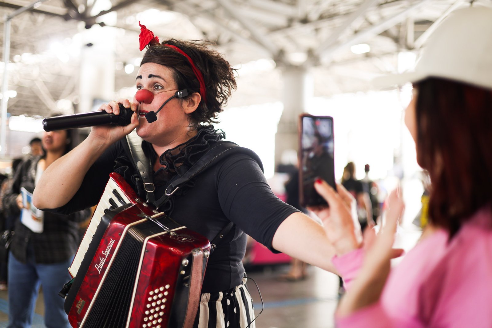 Apresentação da dupla de palhaços da Trupe DuNavô na estação Brás da CPTM. (12/09/2025) | Foto: Clara Silva