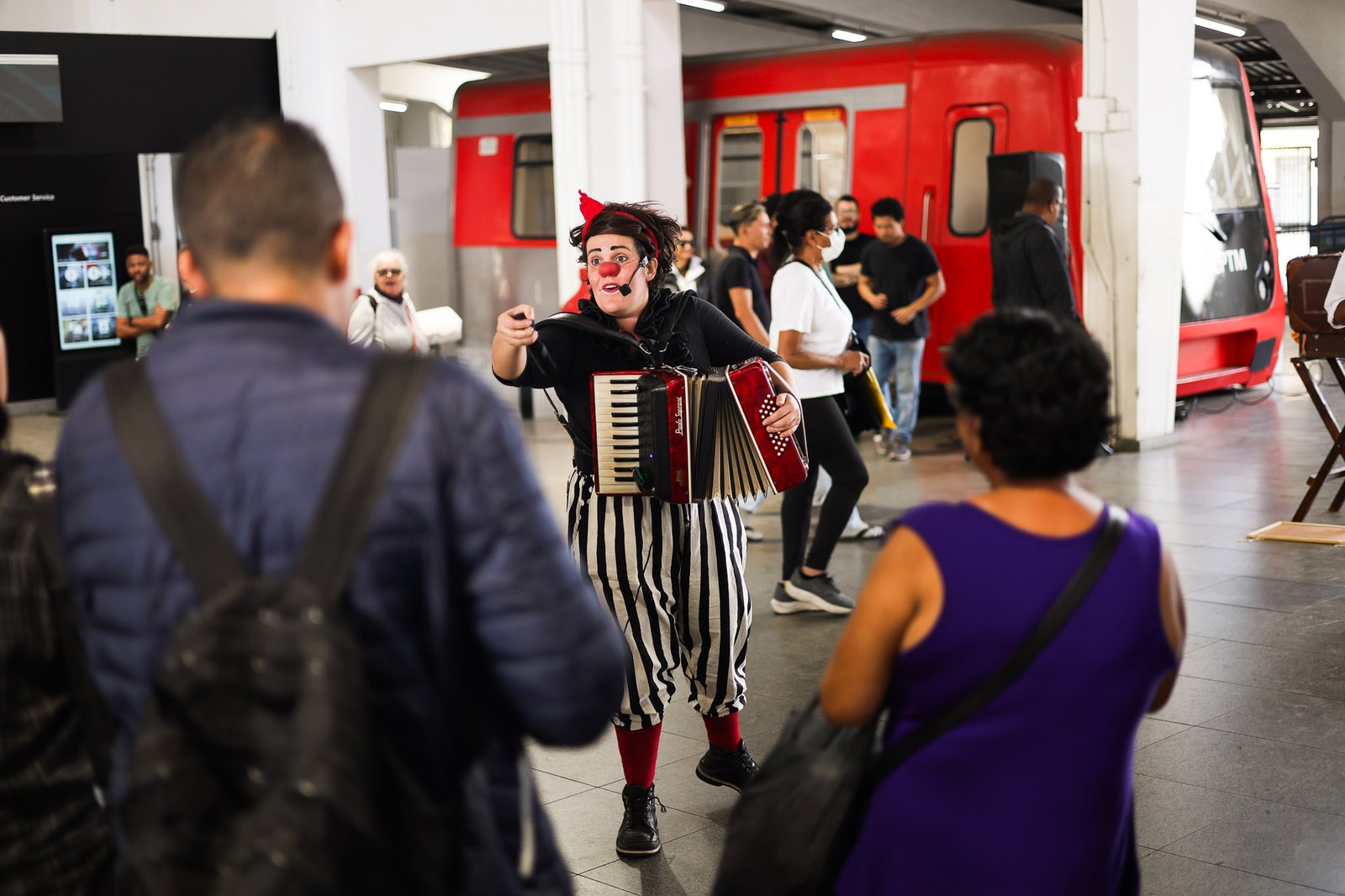Apresentação da dupla de palhaços da Trupe DuNavô na estação Brás da CPTM. (12/09/2025) | Foto: Clara Silva