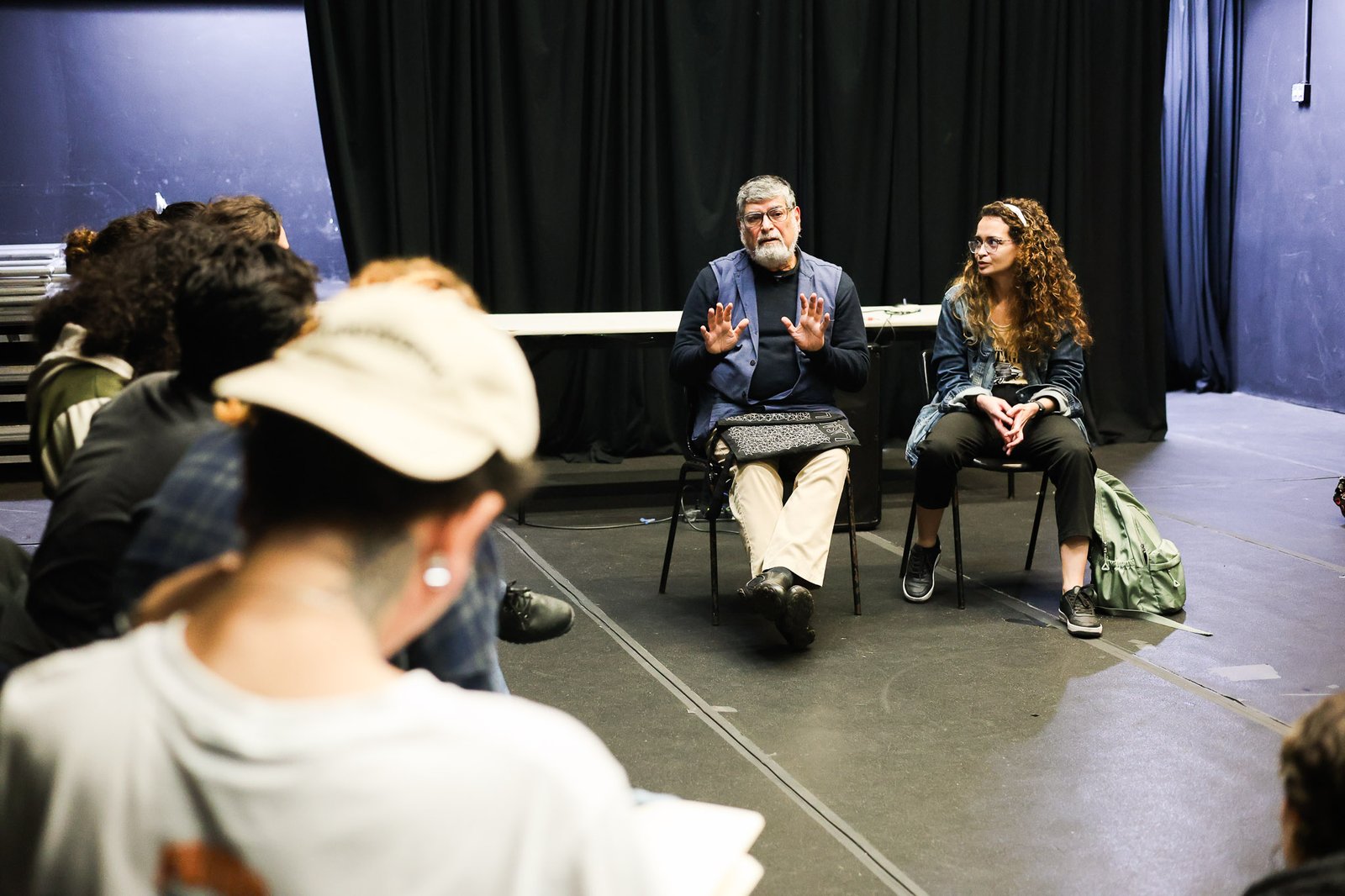 Rustom Barucha em devolutiva aos estudantes. Outubro de 2025 | Foto: Clara Silva