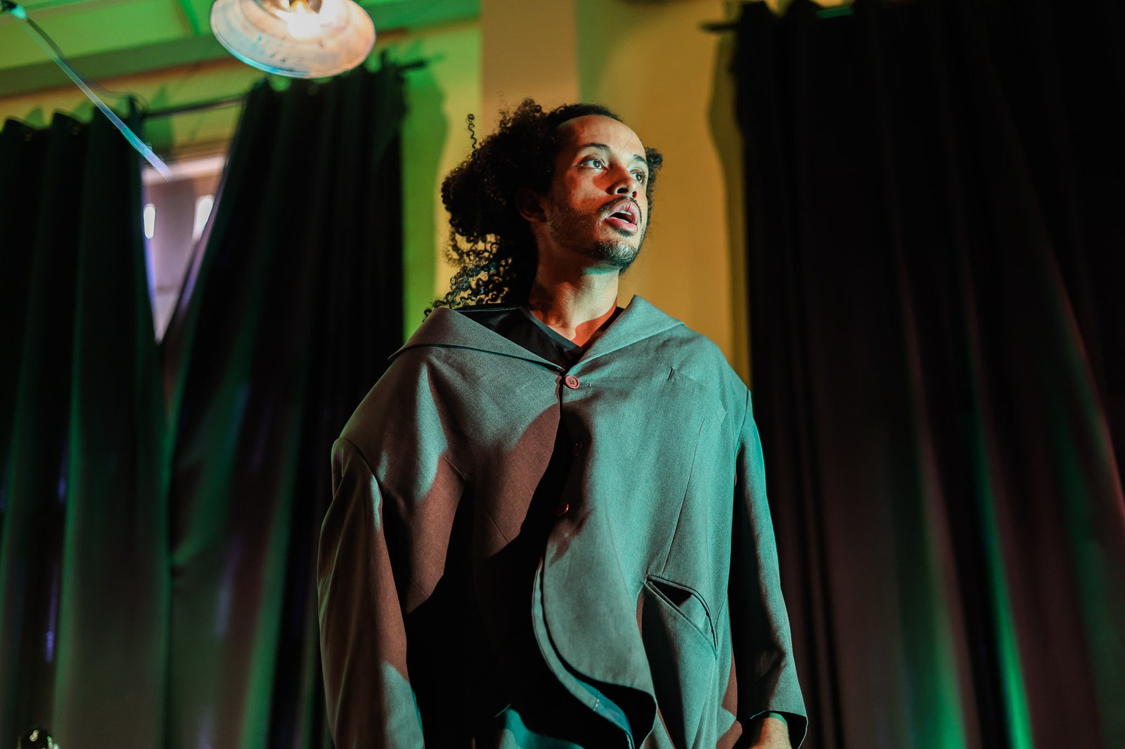 Experimento II do grupo N5 Vermelho, do segundo semestre de 2025, na SP Escola de Teatro. | Foto: Clara Silva.