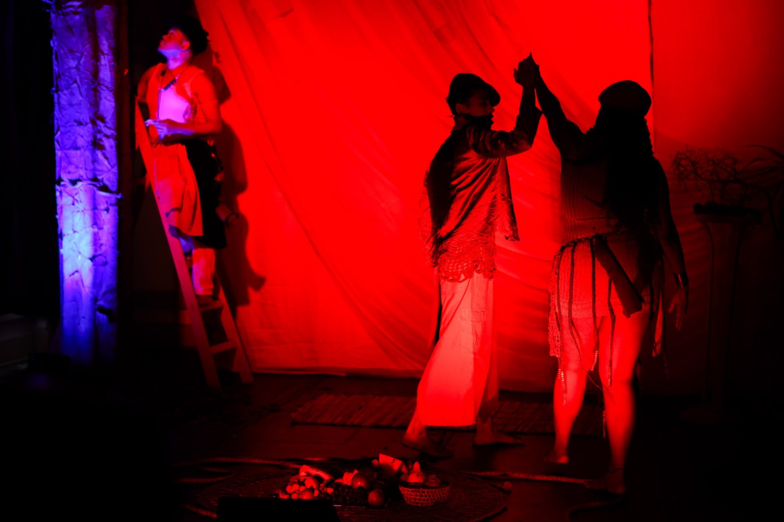 Experimento II do grupo N8 Vermelho, do segundo semestre de 2025, na SP Escola de Teatro. | Foto: Clara Silva.