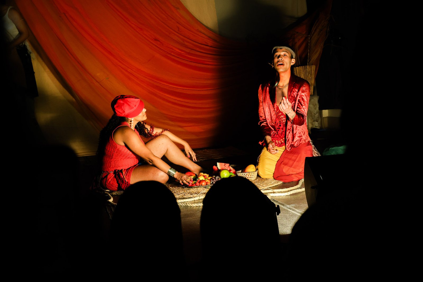 Experimento II do grupo N8 Vermelho, do segundo semestre de 2025, na SP Escola de Teatro. | Foto: Clara Silva.