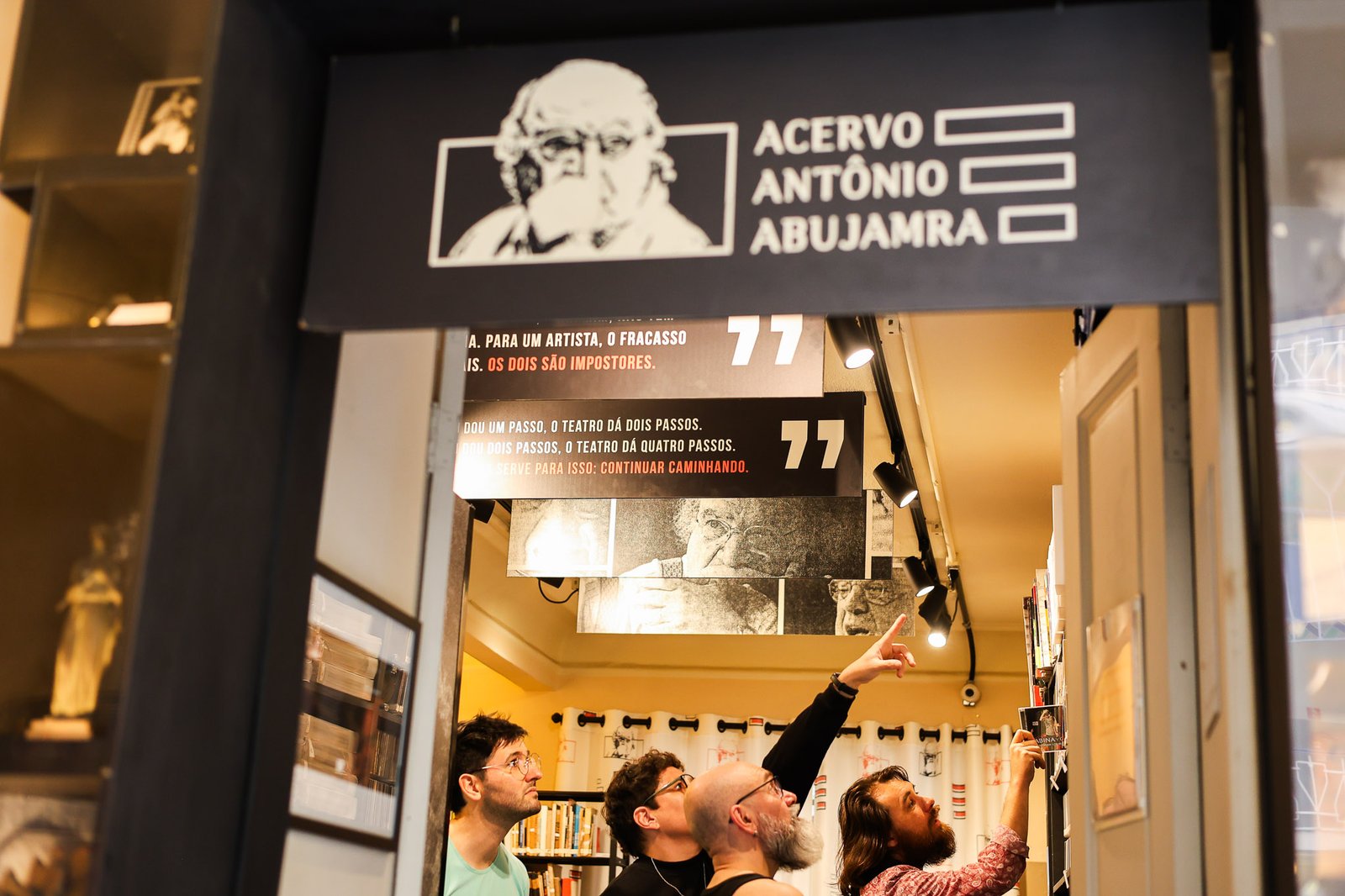 Cia Espaço em Branco em visita na sede Brás da SP Escola de Teatro, projeto do Ocupa Lab. (07/10/2025). | Foto: Clara Silva.