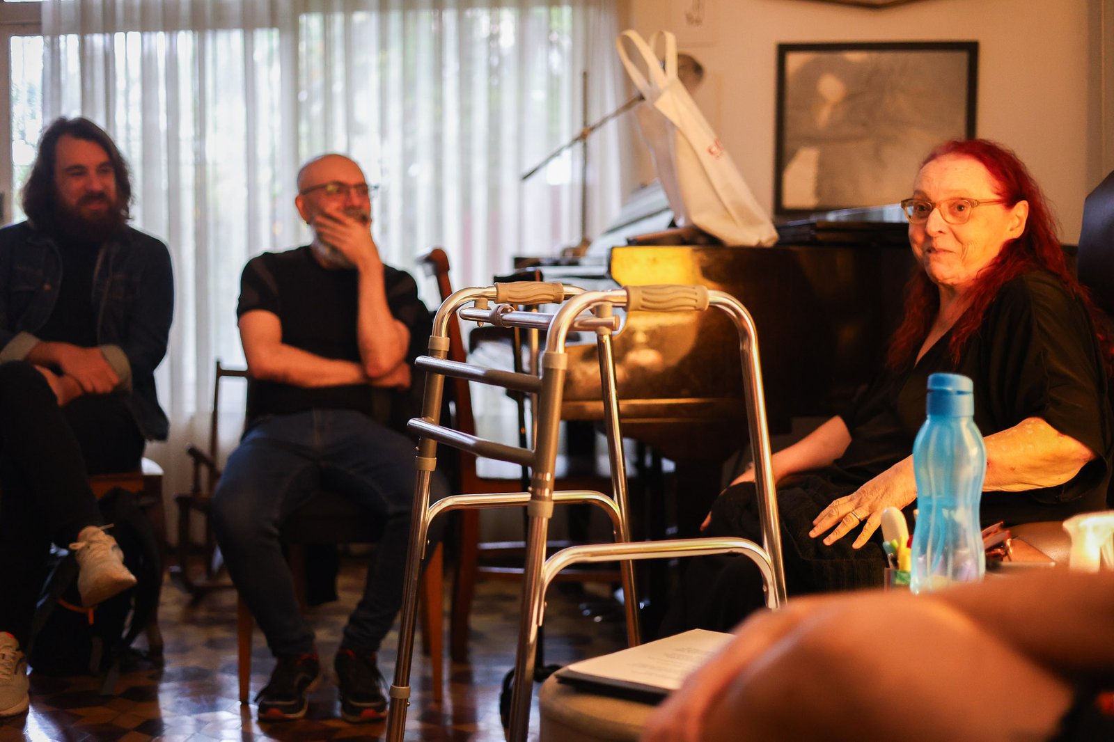 Cia Espaço em Branco em encontro com Cida Moreira, projeto do Ocupa Lab. (08/10/2025). | Foto: Clara Silva.