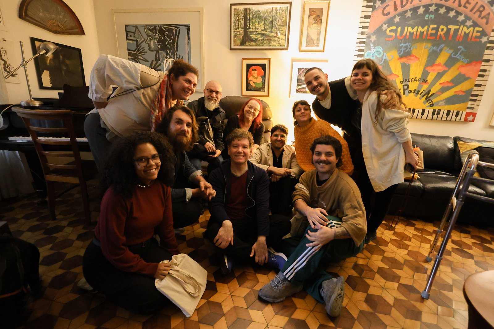 Cia Espaço em Branco em encontro com Cida Moreira, projeto do Ocupa Lab. (08/10/2025). | Foto: Clara Silva.