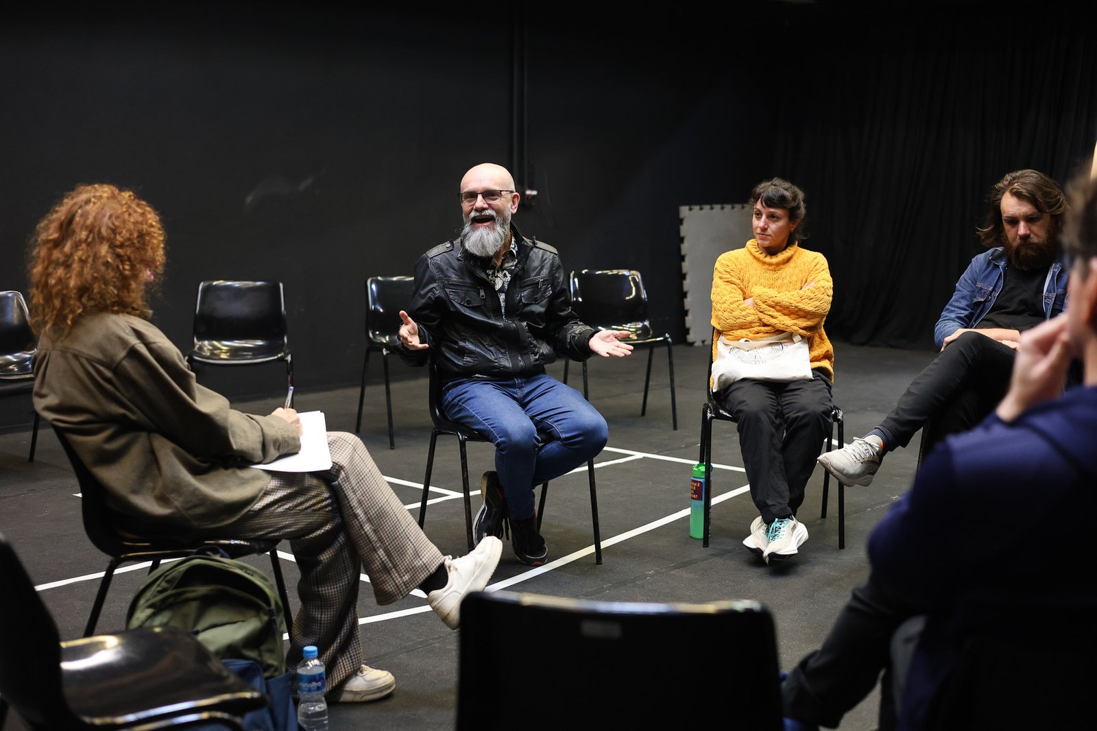 Cia Espaço em Branco em encontro com Janaína Leite, projeto do Ocupa Lab. (08/10/2025). | Foto: Clara Silva.