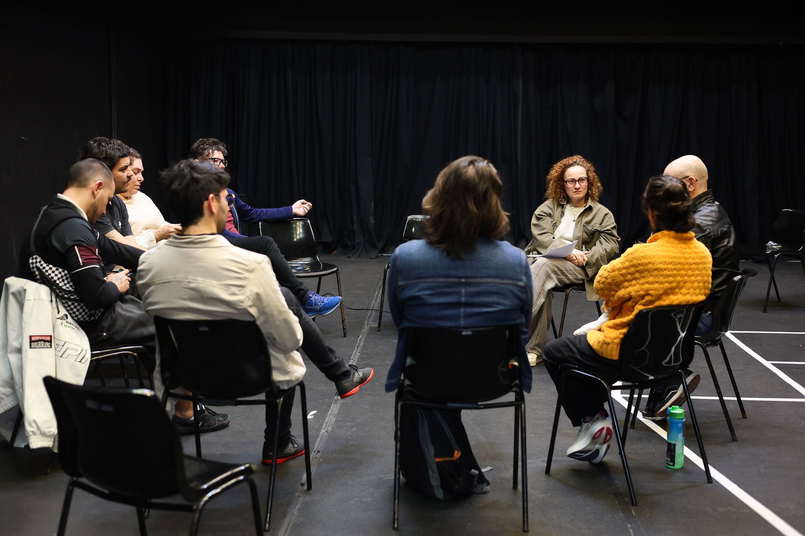 Cia Espaço em Branco em encontro com Janaína Leite, projeto do Ocupa Lab. (08/10/2025). | Foto: Clara Silva.