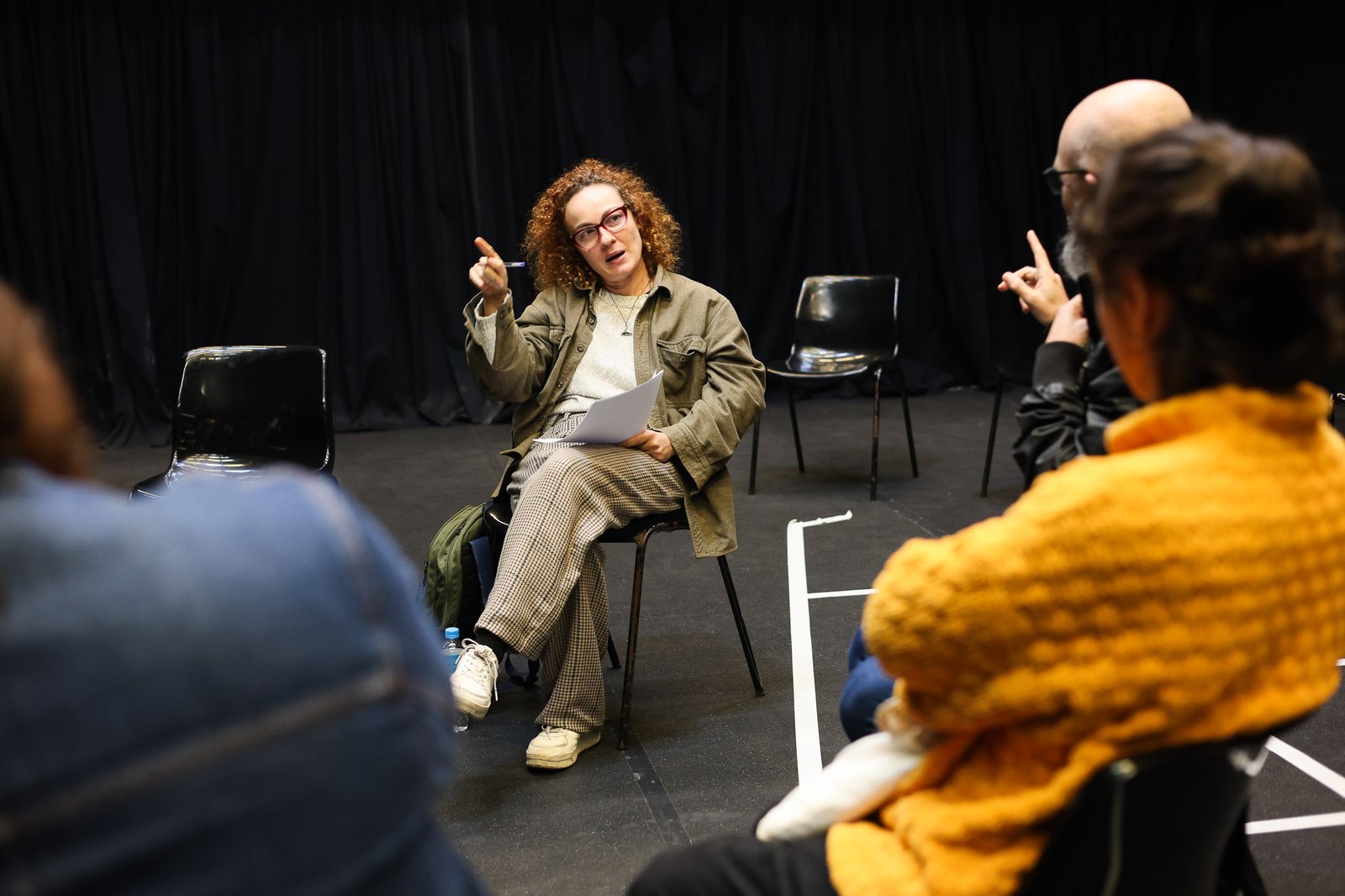 Cia Espaço em Branco em encontro com Janaína Leite, projeto do Ocupa Lab. (08/10/2025). | Foto: Clara Silva.