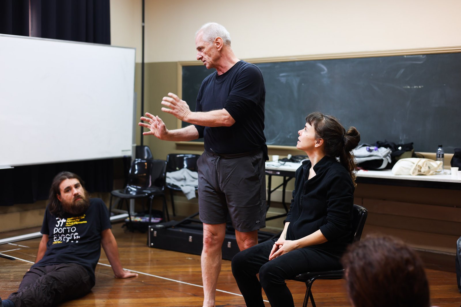 Cia Espaço em Branco em encontro com Ney Piacentini, projeto do Ocupa Lab. (09/10/2025). | Foto: Clara Silva.