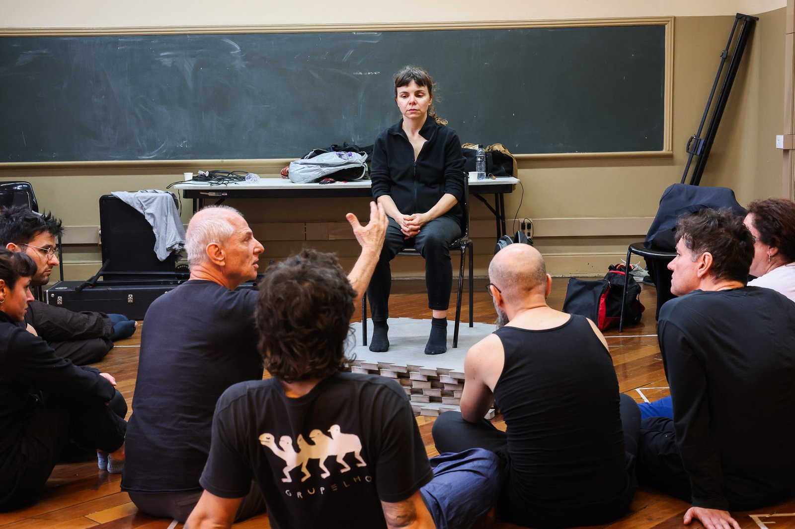 Cia Espaço em Branco em encontro com Ney Piacentini, projeto do Ocupa Lab. (09/10/2025). | Foto: Clara Silva.