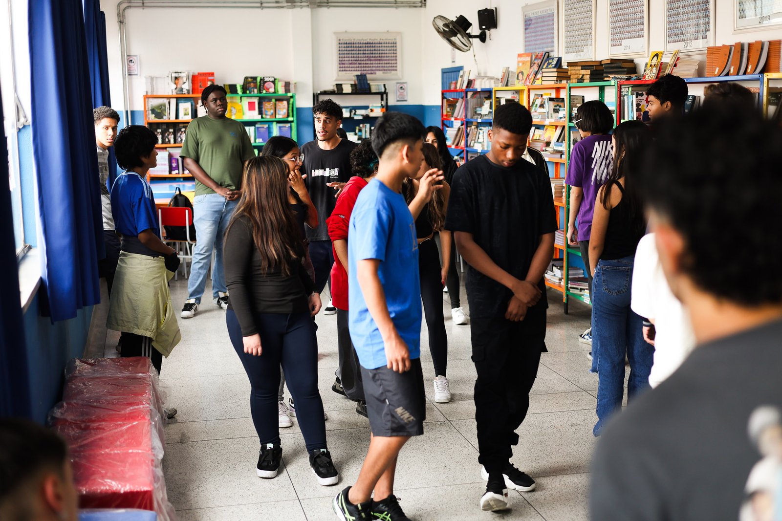 Oficina de Teatro na E. E. Padre Anchieta, a partir da contrapartida dos alunos bolsistas do Programa Oportunidades. (13/10/2025). | Foto: Clara Silva.